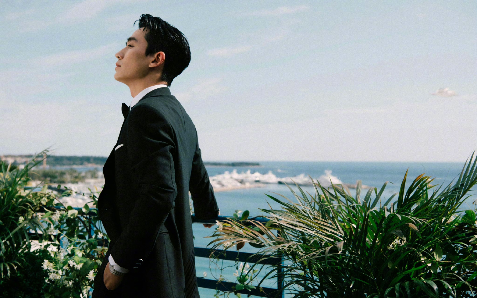 朱一龙身穿经典黑白西装亮相戛纳电影节开幕式