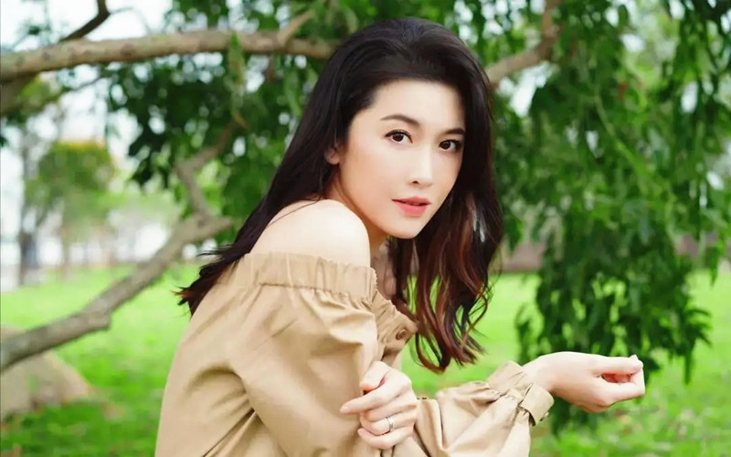 香港新生代女神周丽淇颜值如玉身材姣好复古港风优雅迷人
