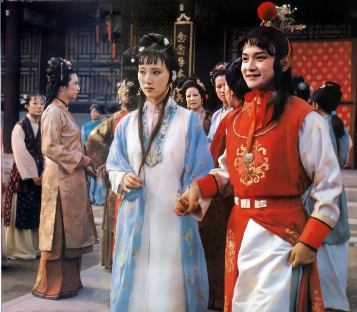 红楼梦宝黛钗初会荣庆堂剧照初次见面已现醋意