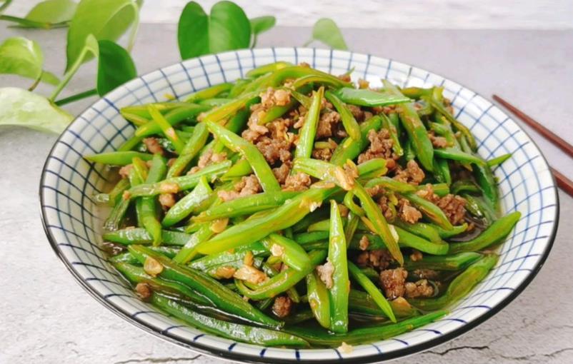 需要多补充各种营养,今天推荐一道补钙蔬菜——芸豆炒肉末,吃起来特别