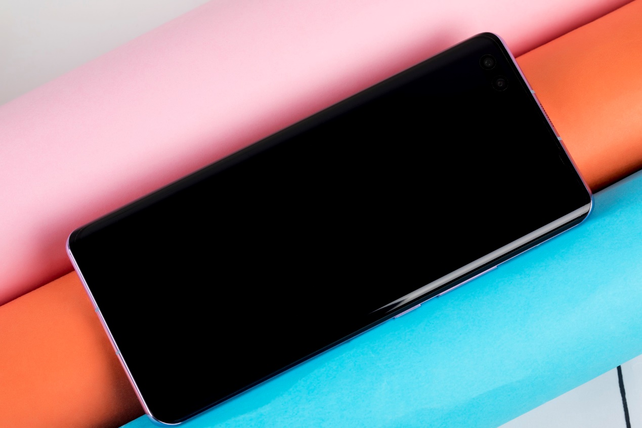 为了进一步提升颜值,华为nova7 pro屏幕选择了可以显得修长的19.