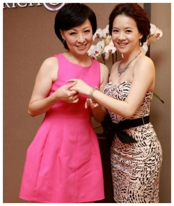 曾志伟前妻三度患癌,曾让女儿曾宝仪安排后事,并用11万买骨灰坛