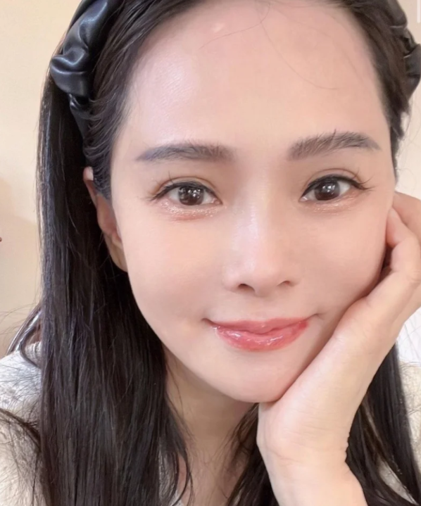 54岁伊能静近照曝光,一脸冻龄状态超好,五官精致少女感十足