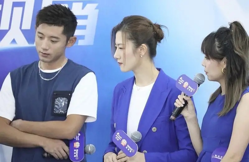 张继科和丁宁同框,都是蓝色系列搭配,一个休闲自然,一个飒爽美