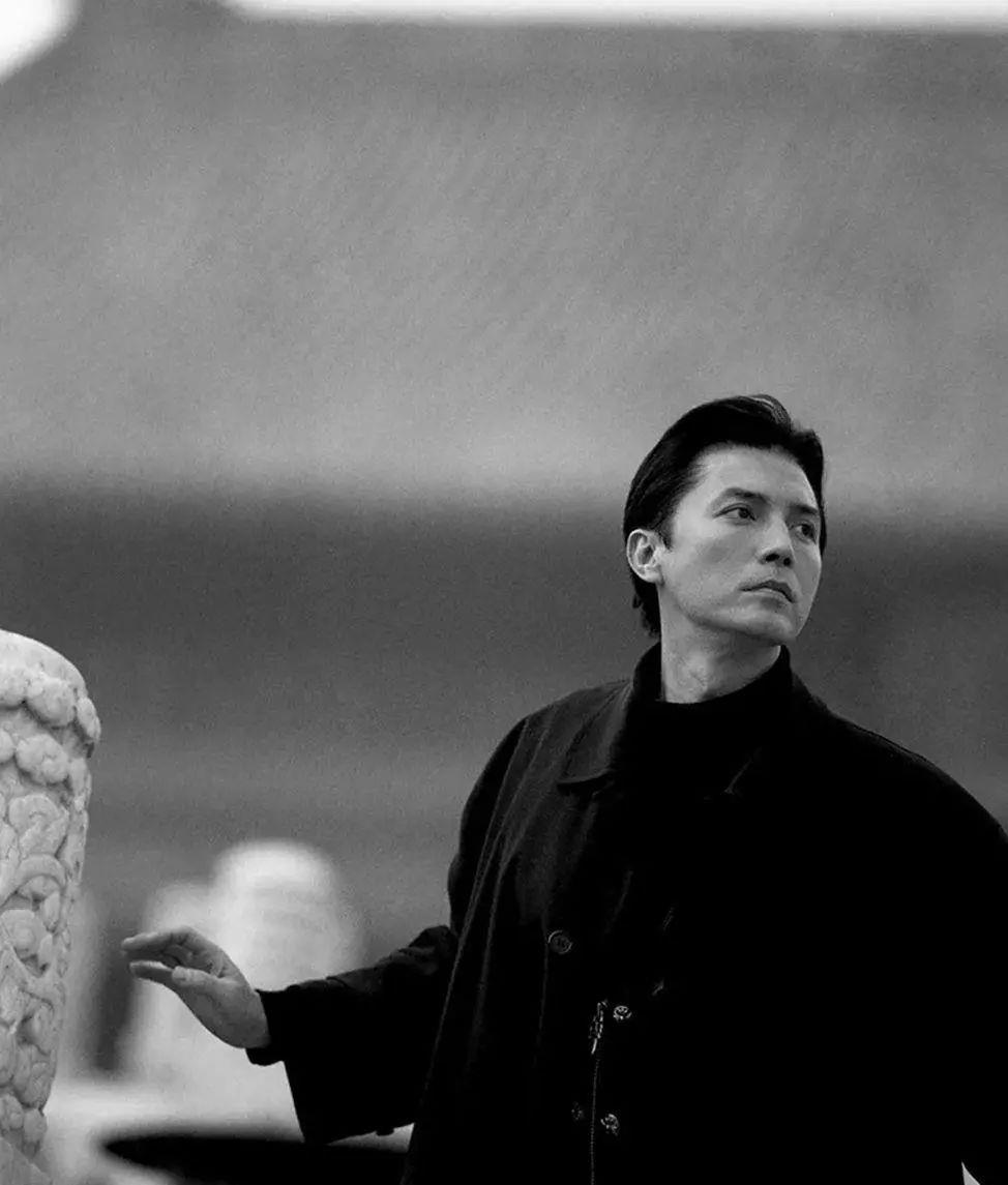 尊龙不愧是"亚洲第一美男",长款黑色大衣加身,尽显贵族气质