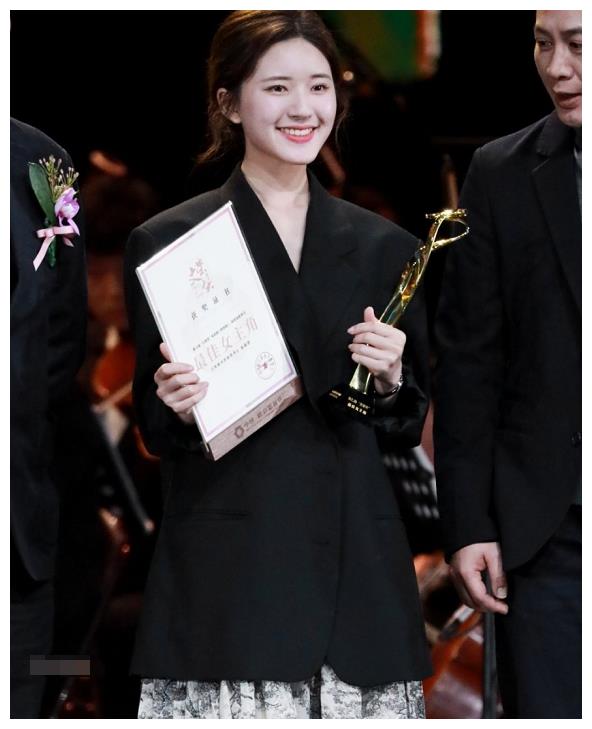 赵露思获最佳女主角,上台领奖时看清鞋子,这才是对奖杯最大尊重