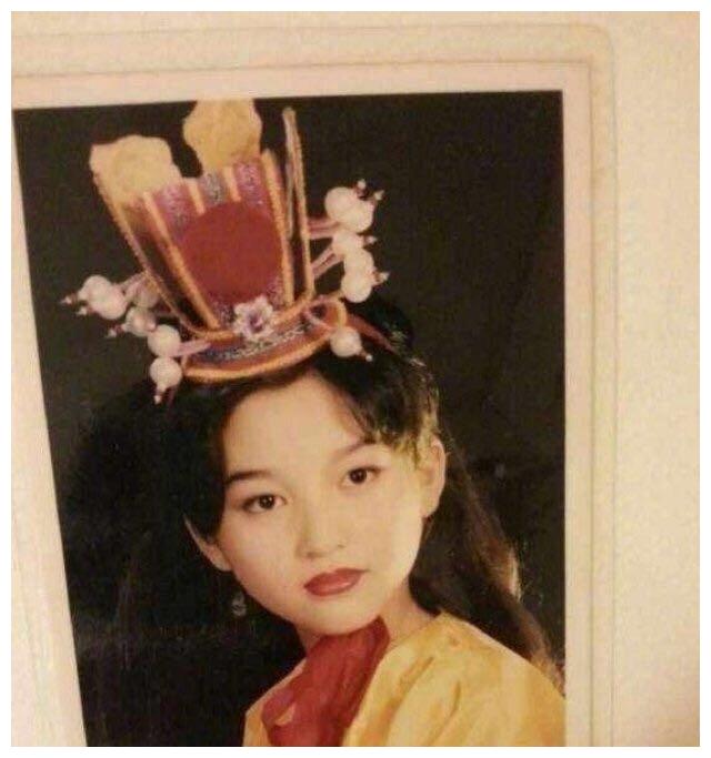 也难掩金莎的清秀面容,依然是个沉静的小美女了从小就多才多艺的吴昕