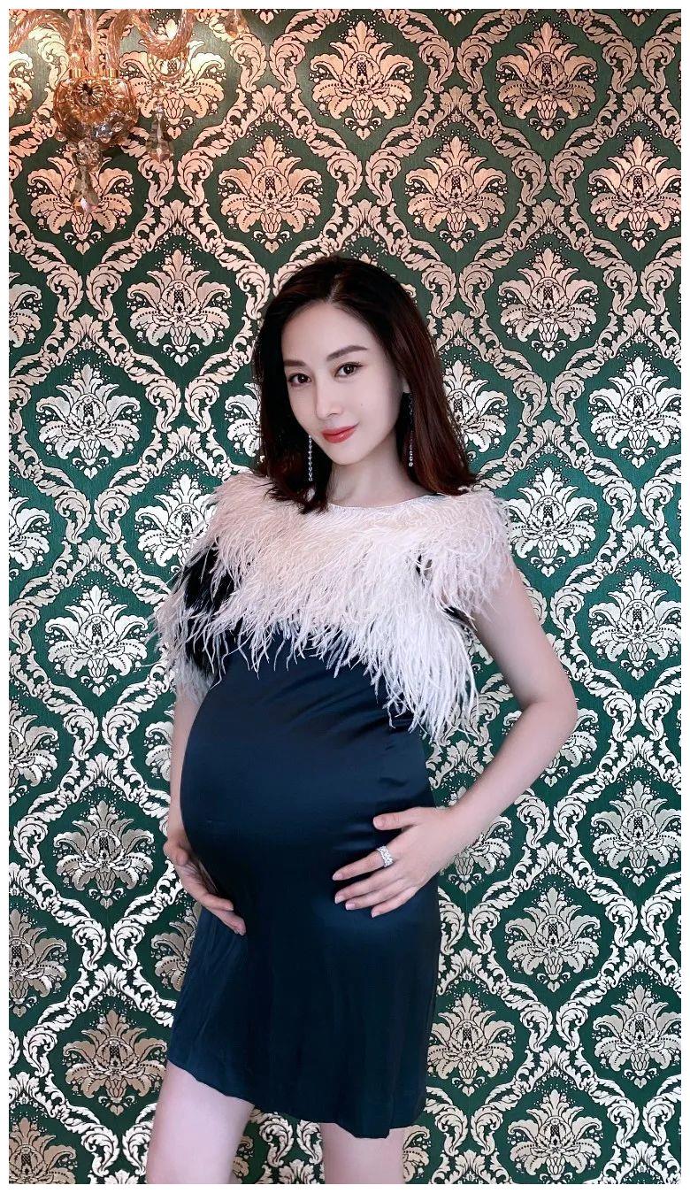 三年抱两!知名女星挺巨肚晒照宣布再怀二胎:暂未透露宝宝性别