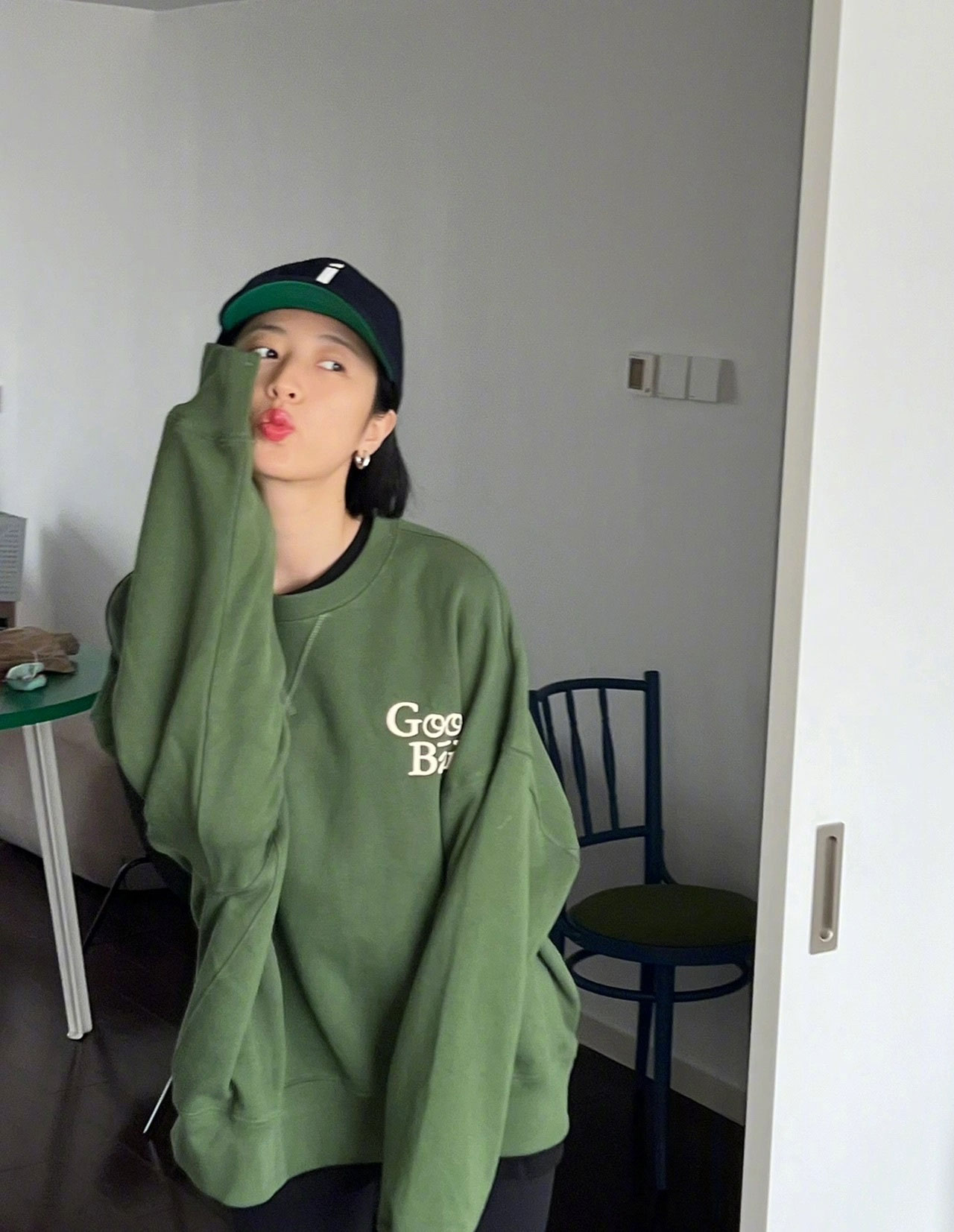 周雨彤身着绿色卫衣搭配同色系棒球帽,休闲随性还带有少女活力__财经