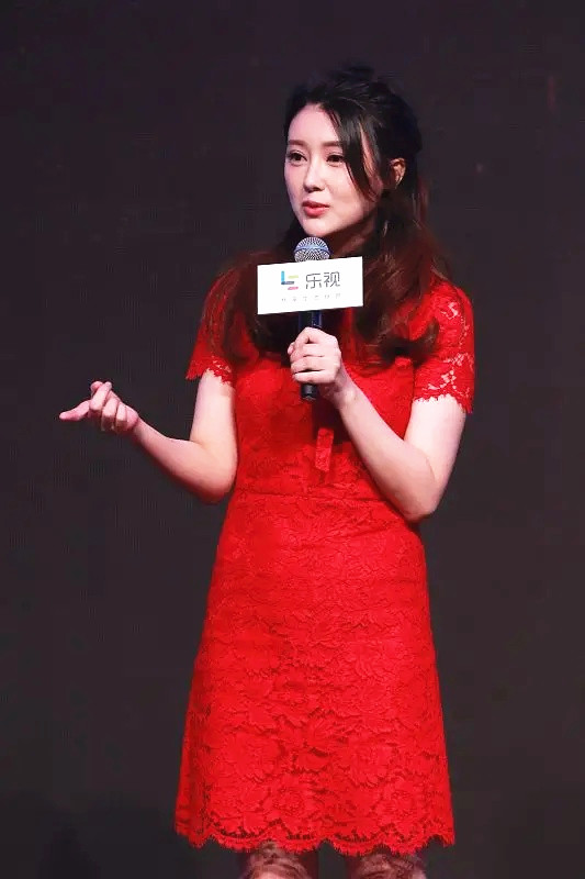 贾跃亭妻子甘薇真会穿无袖上衣配短裙走甜美高贵风妆容好精致