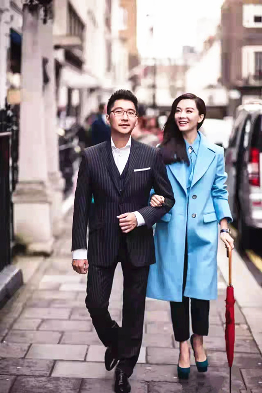 "完美女神"陈数秀美照,和钢琴家老公手牵好温馨,衣品堪称一绝|服装