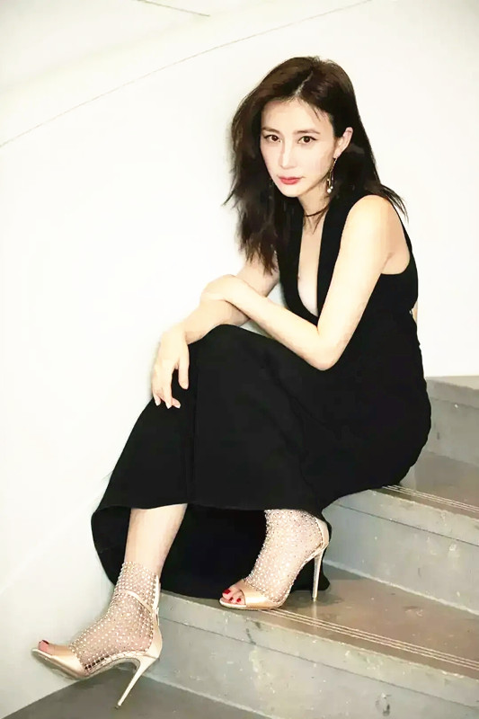 王宝强新女友冯清真美,穿黑色礼服演绎御姐范,还是多家公司ceo|冯清