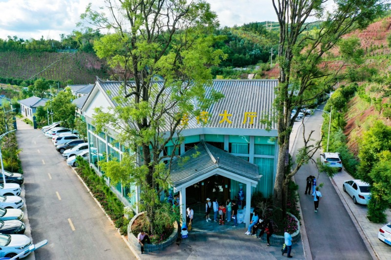 德茂庄园位于南华县城,内设森林温泉区,大型餐厅,多功能会议室,国标