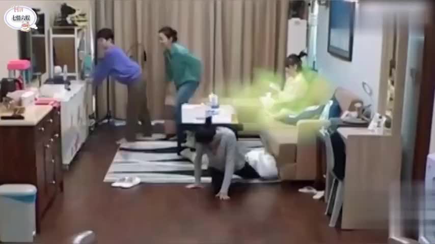 明星放屁名场面,昔日性感女神小s当众放屁,这是条有味道的视频_新浪新闻