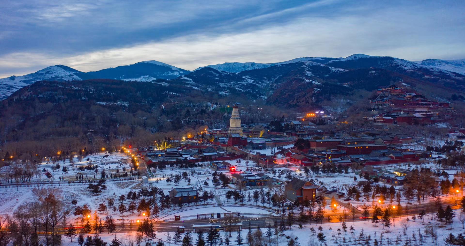 下了雪的五台山,虽冷,却温暖了整个世界!