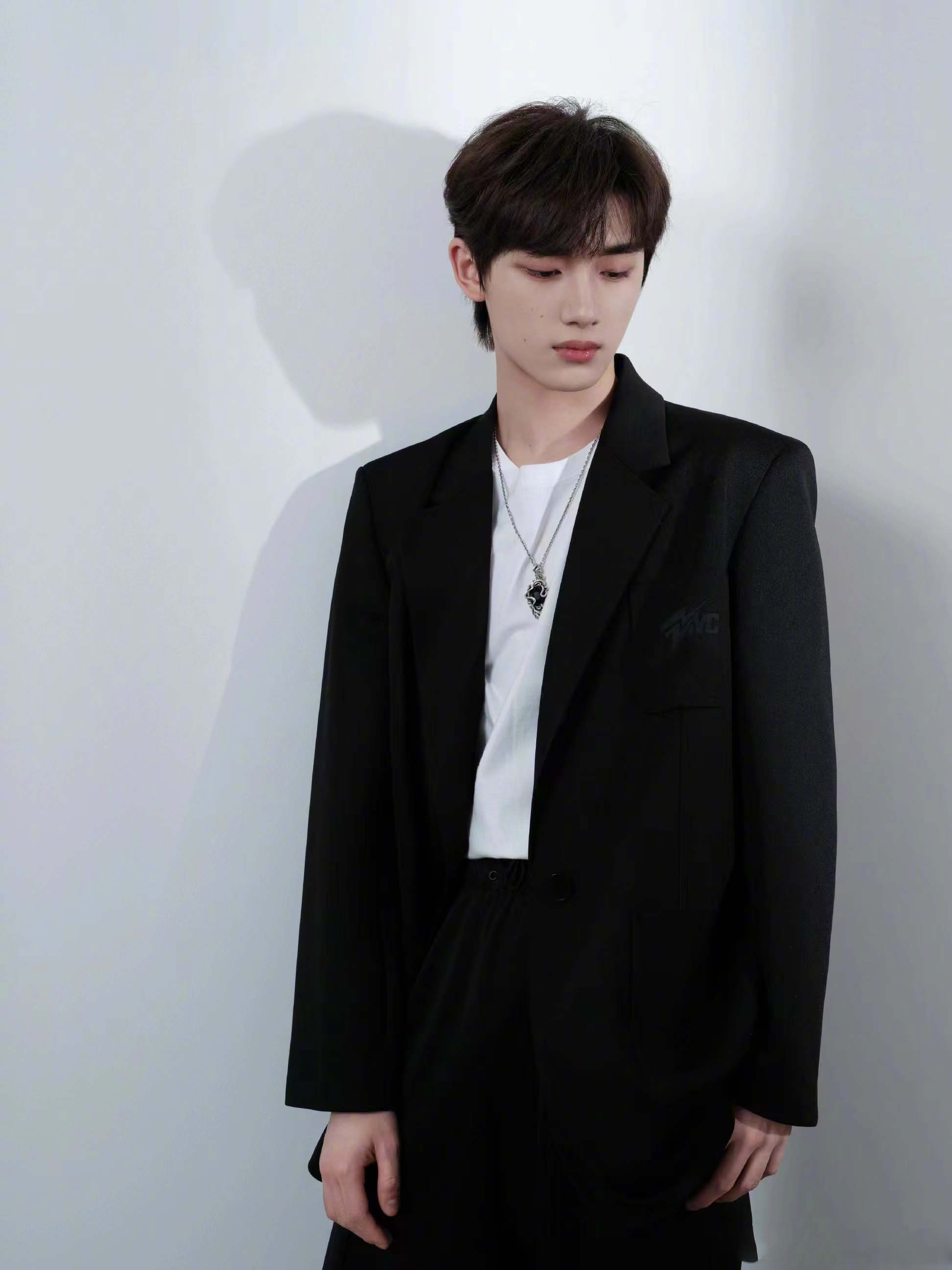 丁程鑫身穿moampcoxfeiyue大孚飞跃合作系列黑色西装及长裤