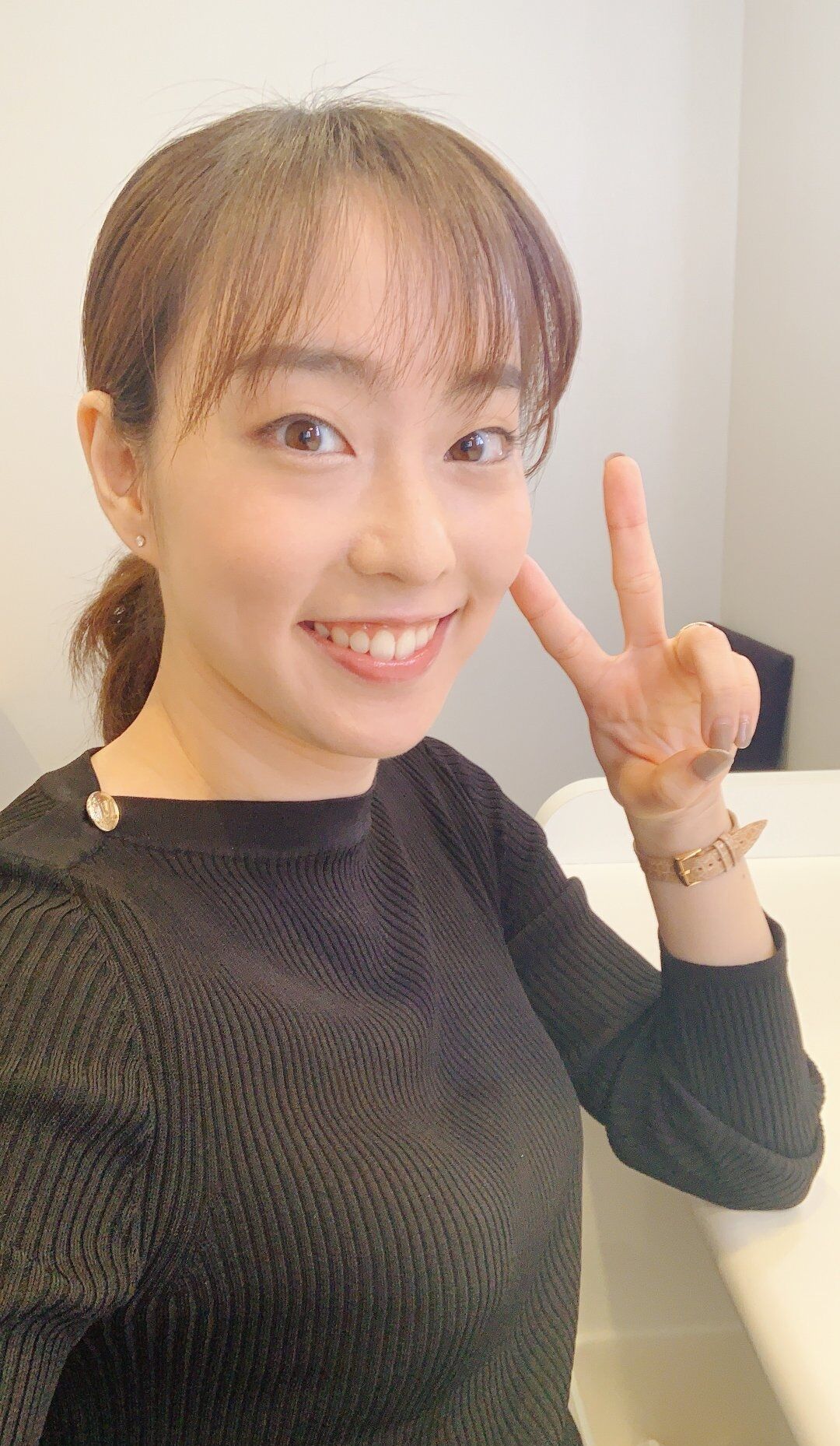 石川佳纯眼睛,指甲油的颜色很美