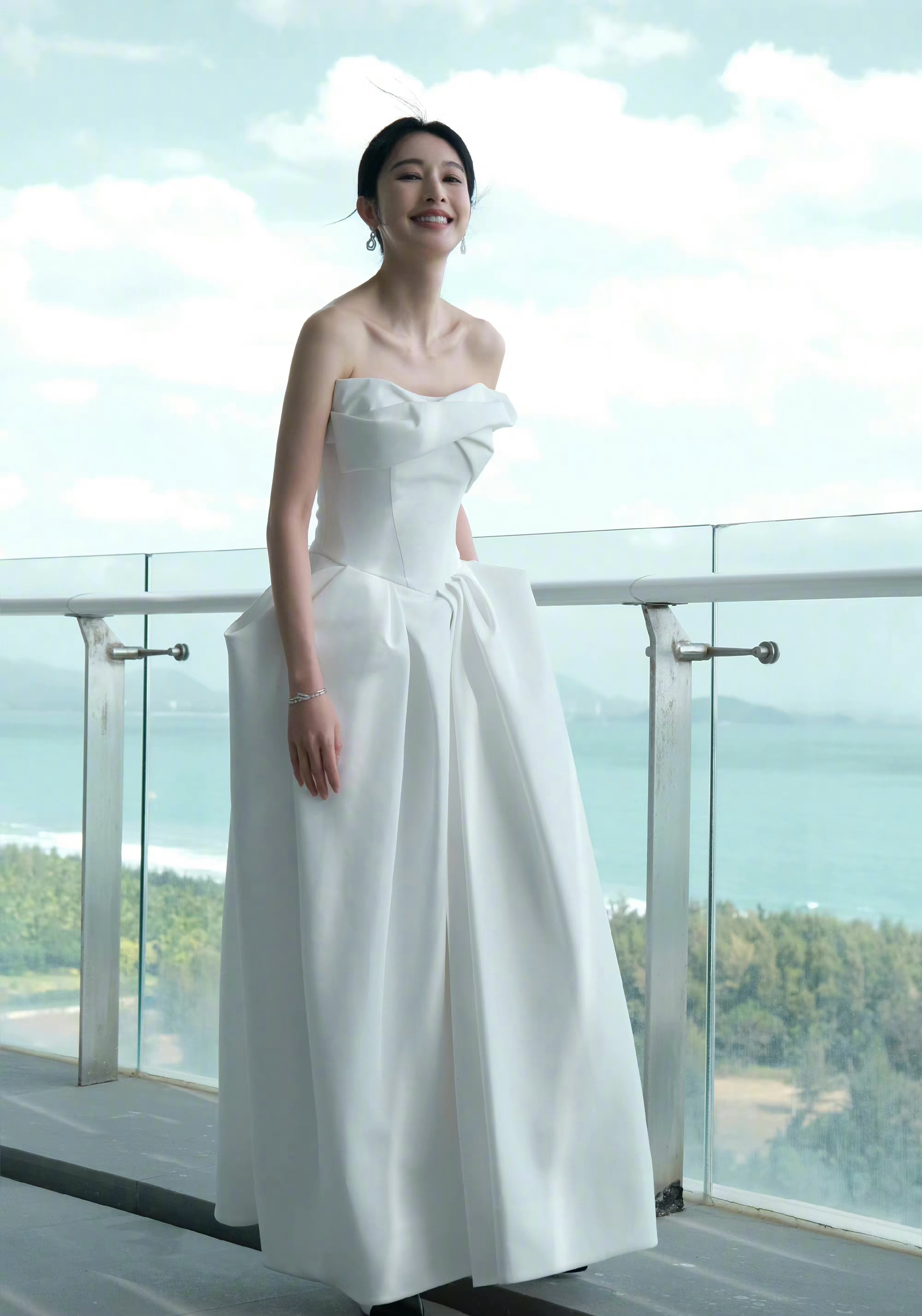 张俪身着抹胸高开叉长裙优雅美丽仪态完美展现好身材