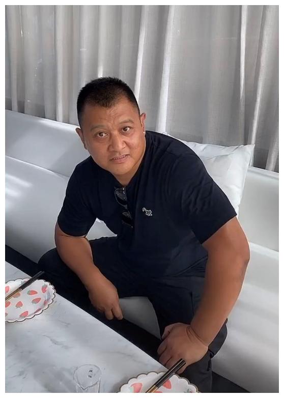 今53岁脸部发福,曾给吴京作配|寇占文|吴京|春光灿烂猪八戒_新浪新闻