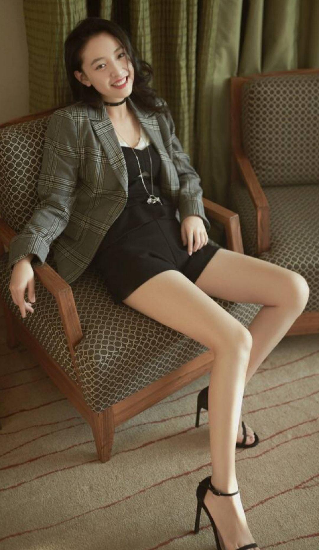 吴倩穿搭超有范牛仔衬衣白色裤子时尚又气质丸子头大气简约