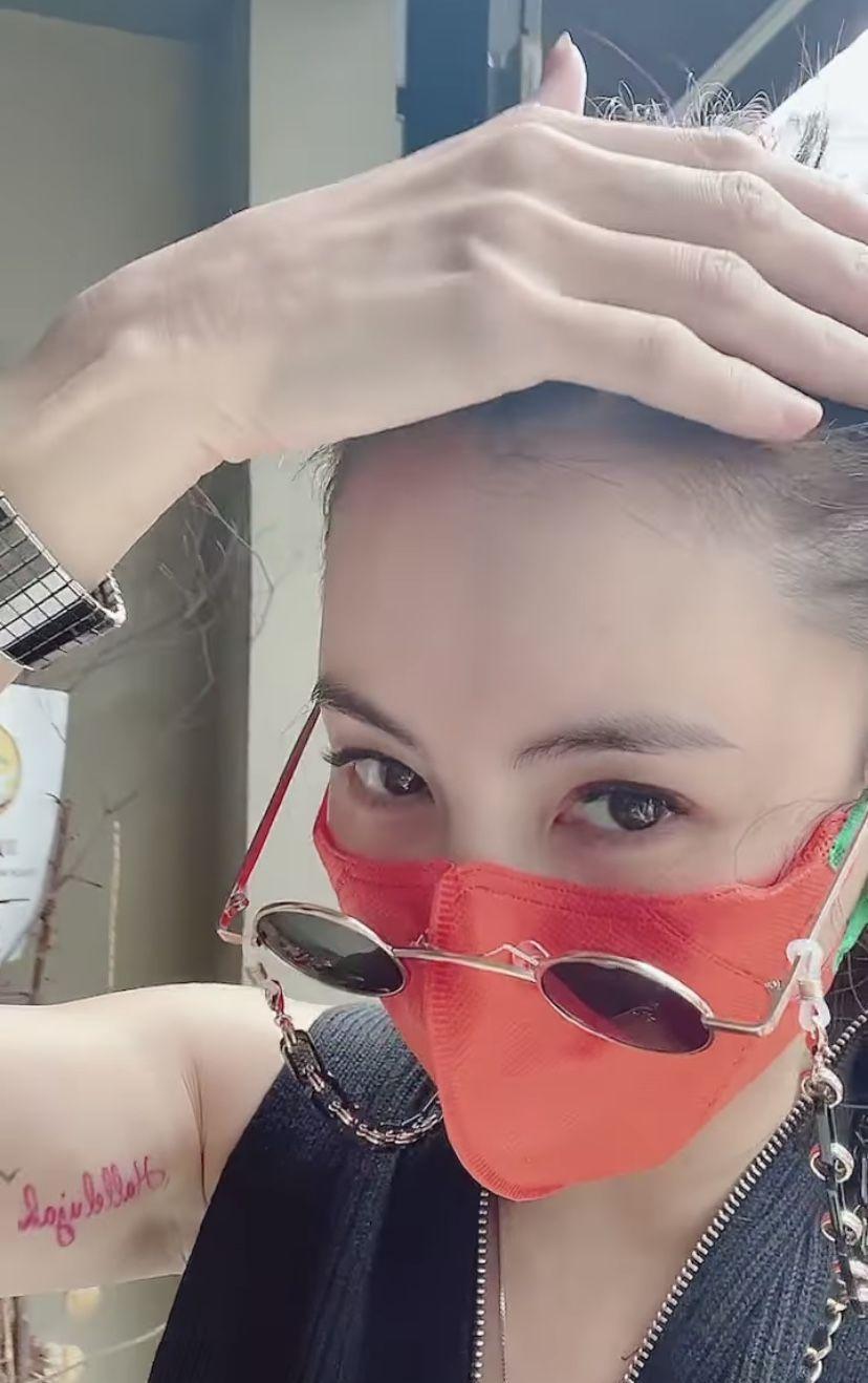 口罩搭配西洋镜,脖子上的项链跟手臂上的纹身实在太抢镜了,张柏芝还