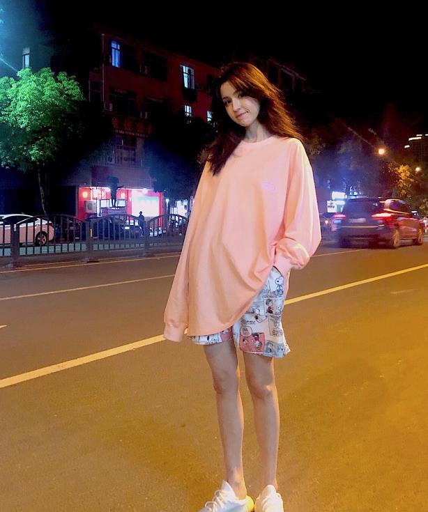 哈妮克孜的圆规腿火了当她穿上短裤后双腿无丝毫赘肉