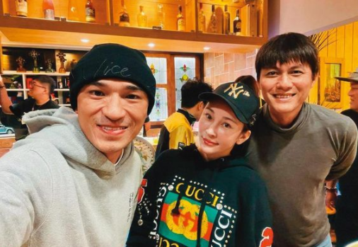 且其他人都是独自前来,携伴的只有梁一贞带老公吴义明,以及温岚和这名