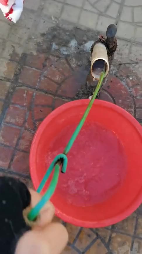 自来水管都冻上了,家里有个拉水井,邻居们都到我家来接水了!