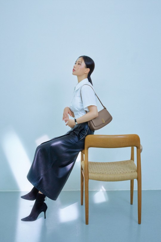 韩女性高敏诗拍代言品牌最新宣传照气质干练