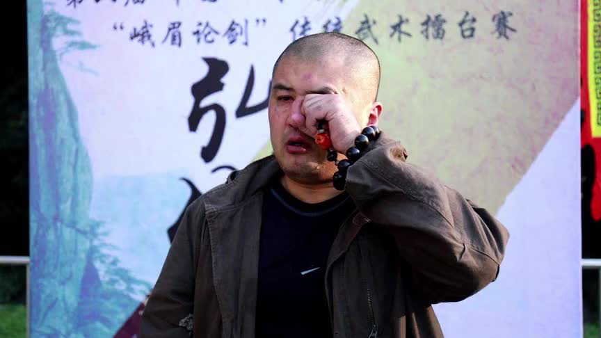 太极马保国,嘚瑟自己手劲堪比朱砂掌,连师妹都曾吃过自己的亏