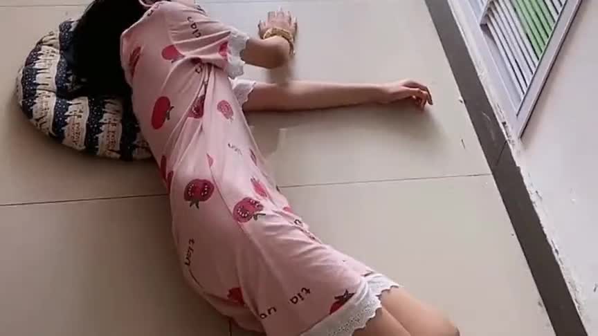 姐姐假装晕倒之后,双胞胎妹妹竟然这样做,结局太暖心