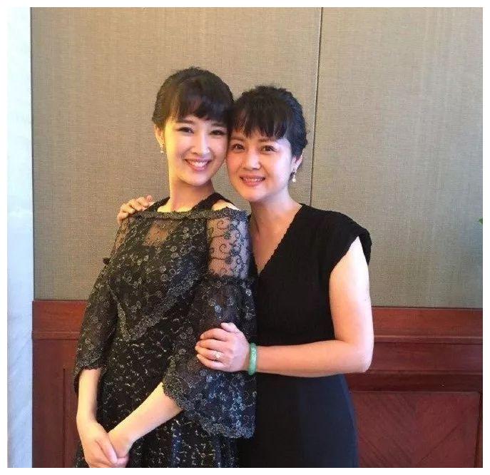 茹萍头婚遗憾告终二婚嫁影帝恩爱22年今一家四口生活幸福