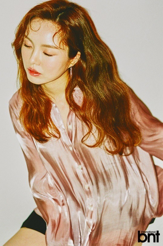 韩国女歌手lily最新杂志写真曝光