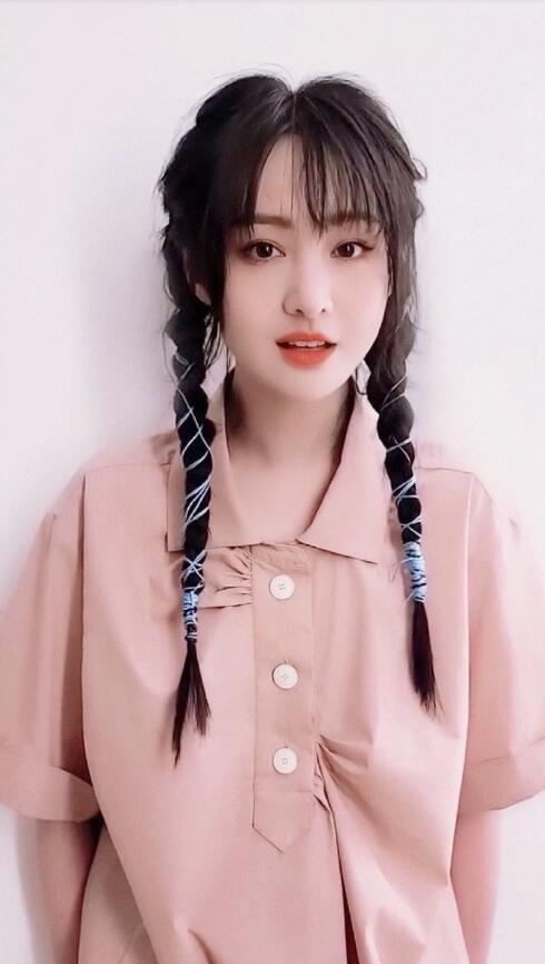 郑爽直播穿粉红色衣服扎了两条辫子 看起来像一个仙女