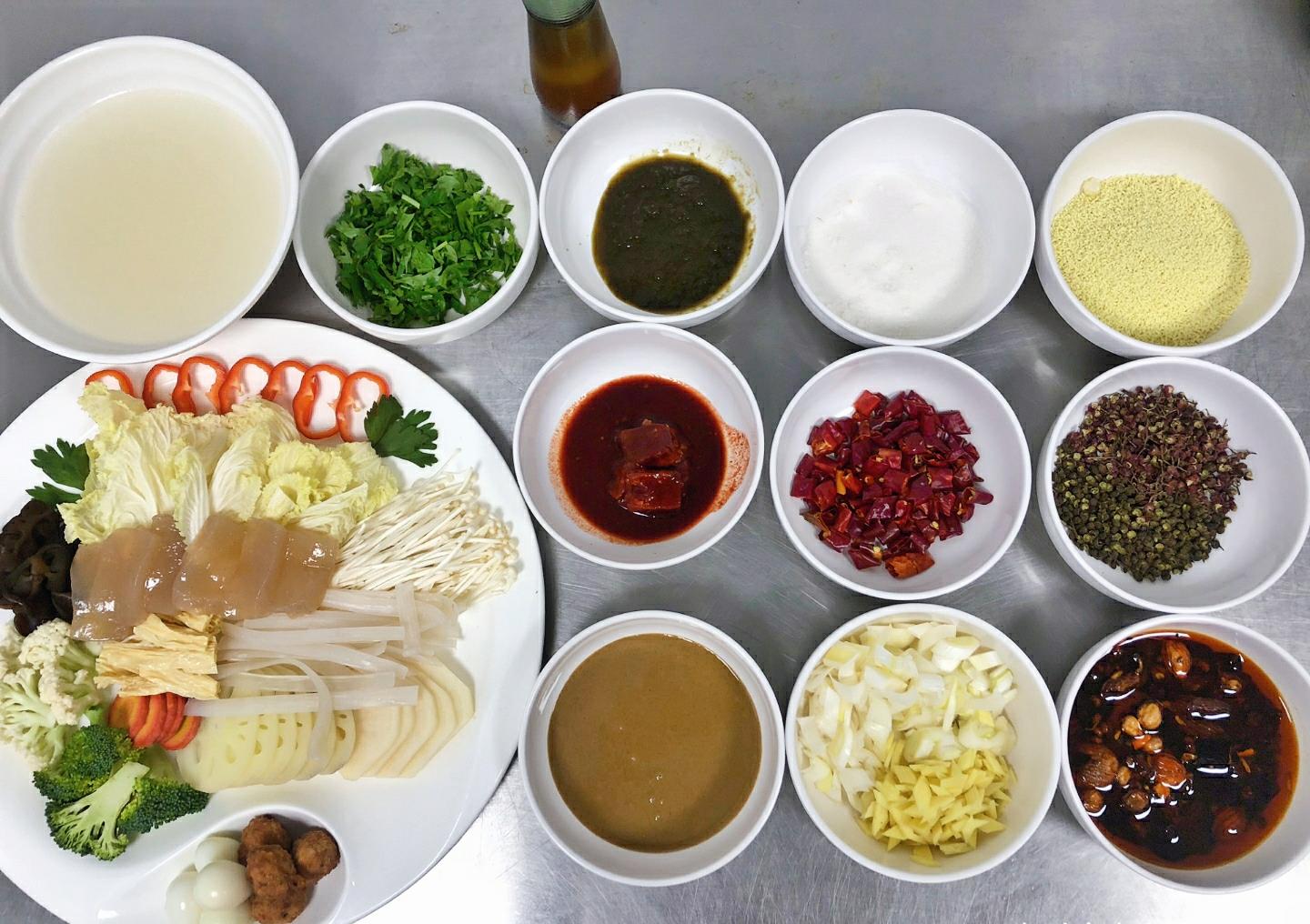 麻辣冒菜,如同火锅,风味独特香辣可口,味道鲜美,食材任意搭配