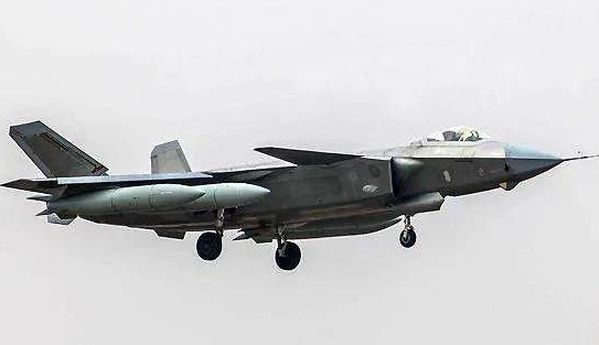 战斗机空中抛掉的副油箱，捡到后能归自己么？休闲区蓝鸢梦想 - Www.slyday.coM