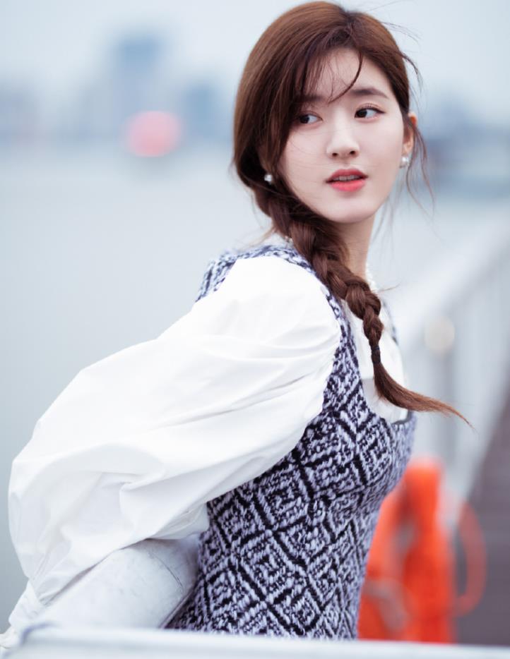 赵露思穿衣风格好少女小圆脸扎麻花辫说是没毕业的学生也能信