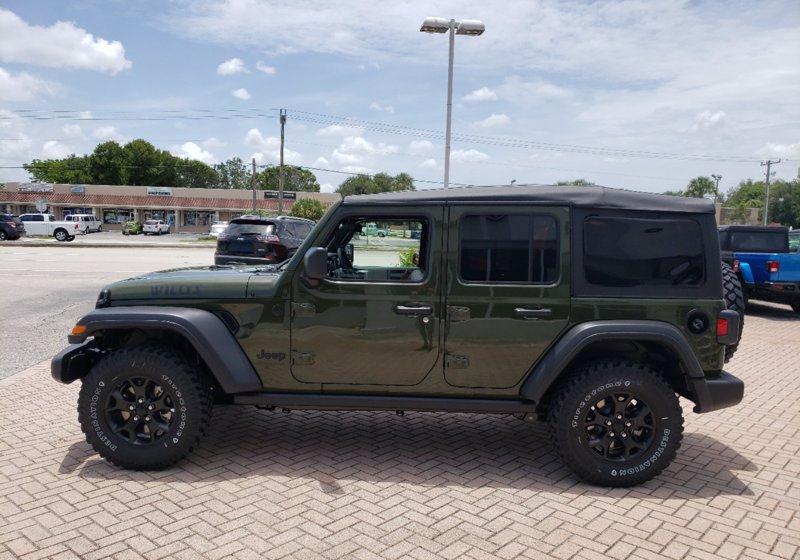 吉普牧马人,硬朗复古的造型 军绿色的涂装,爱了爱了