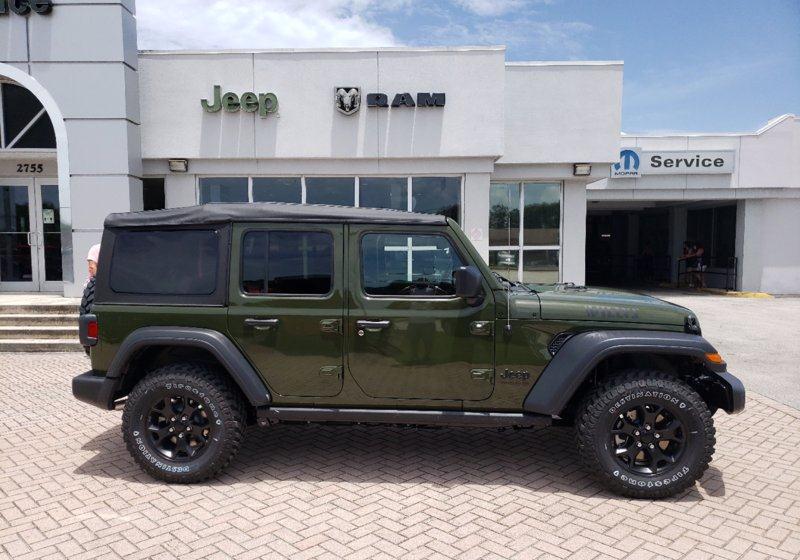 吉普牧马人,硬朗复古的造型 军绿色的涂装,爱了爱了