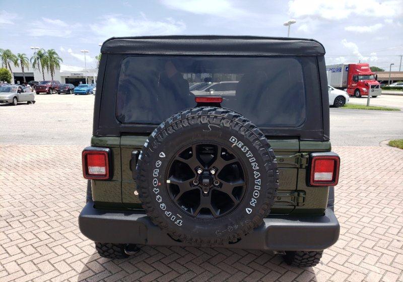 吉普牧马人,硬朗复古的造型 军绿色的涂装,爱了爱了