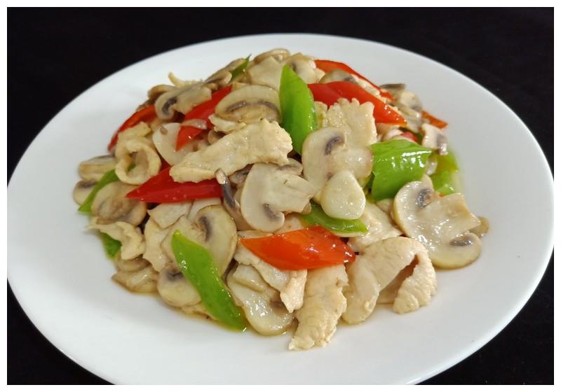 鲜美的口蘑搭配鸡胸肉,鲜嫩爽滑口感超棒