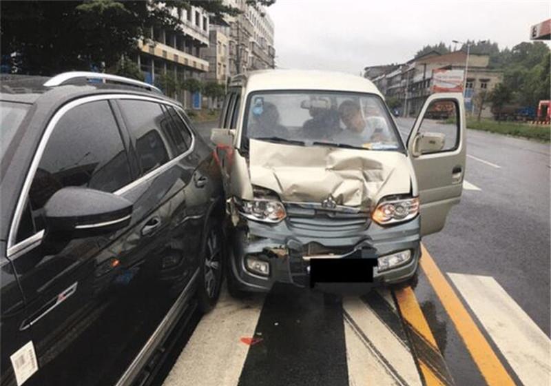 大众探岳被面包车追尾,看到车损后,网友:这下大众有得吹了!
