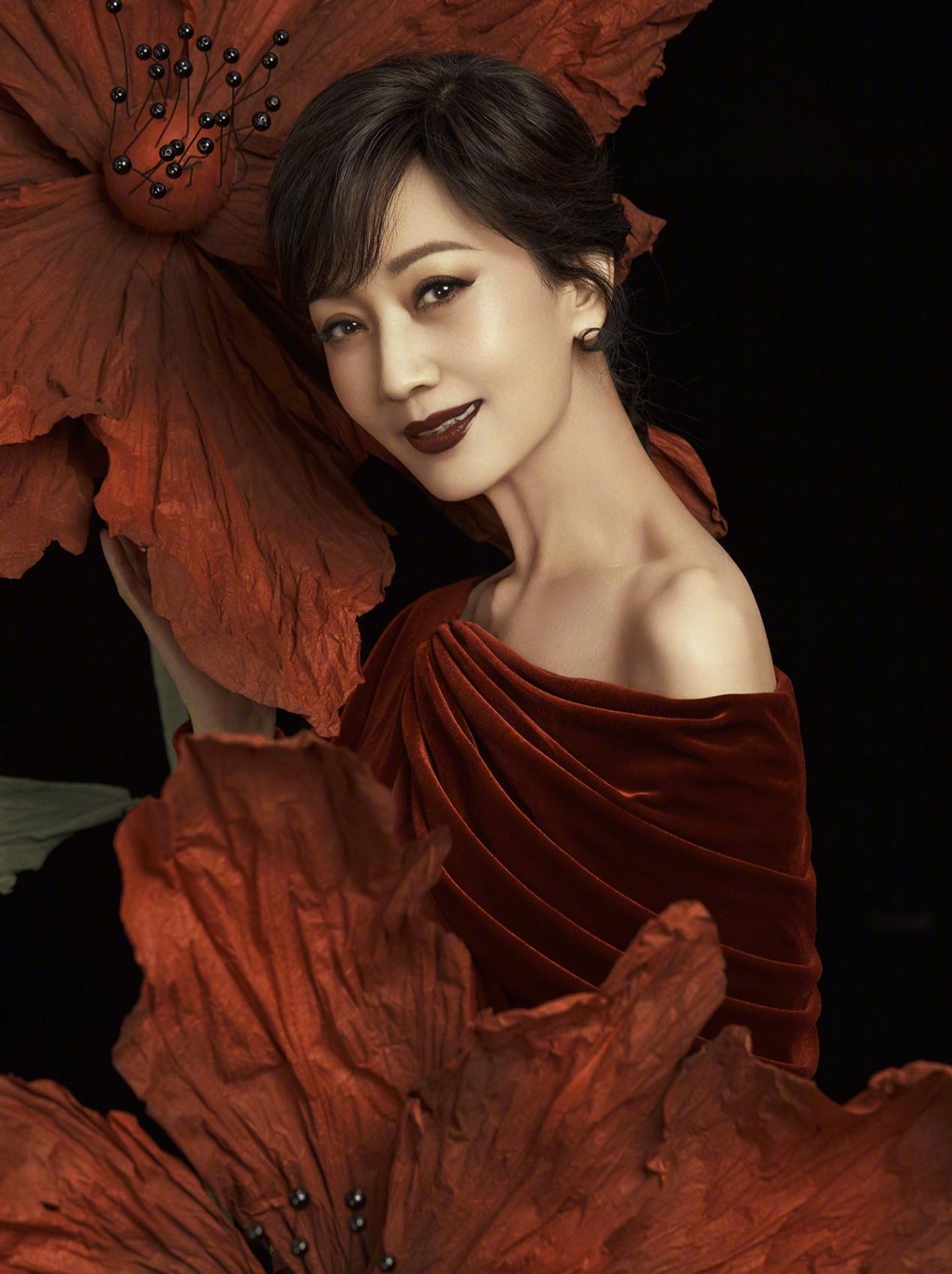 赵雅芝解锁大片!罕见暗黑系妆容气场真够强大,美得不像奶奶辈