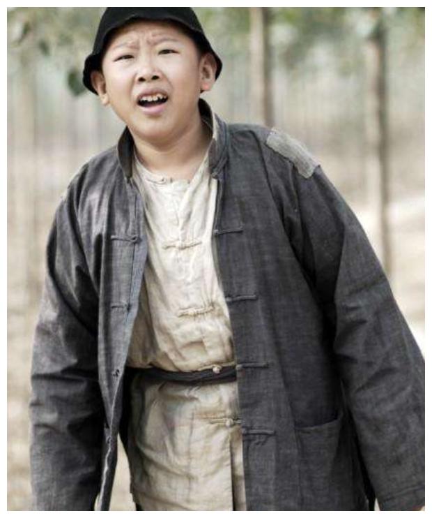 他童星出道17年,今35岁依旧演小孩,和漂亮妻子同框像“母子”__财经头条