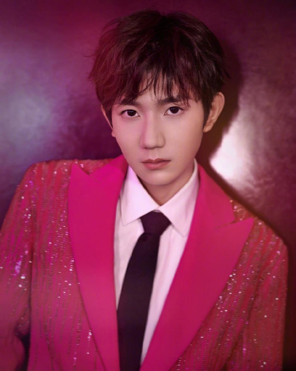 王源北京春晚造型图出炉~身穿粉色亮片刺绣西装,闪耀精致_高清图集