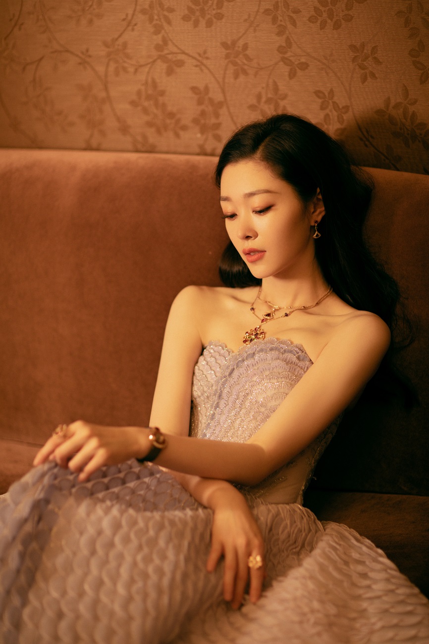 品牌好友宋轶现身活动 紫色鱼鳞裙尽显优雅气质