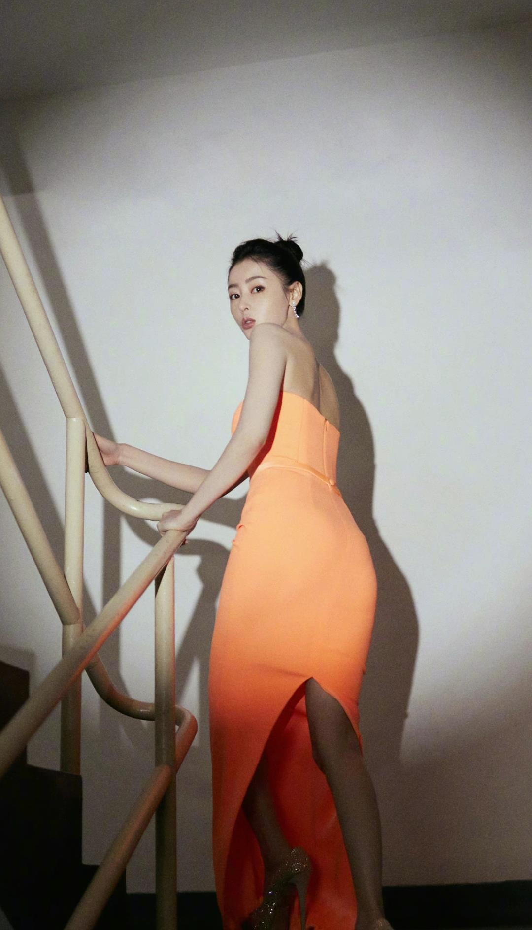 张天爱橘色高清,雪白细腻的肌肤一点不怕特写,展示臀部曲线