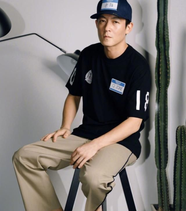 陈冠希简直就是宠妻狂魔陪妻子穿粉丝绸鞋成全场焦点