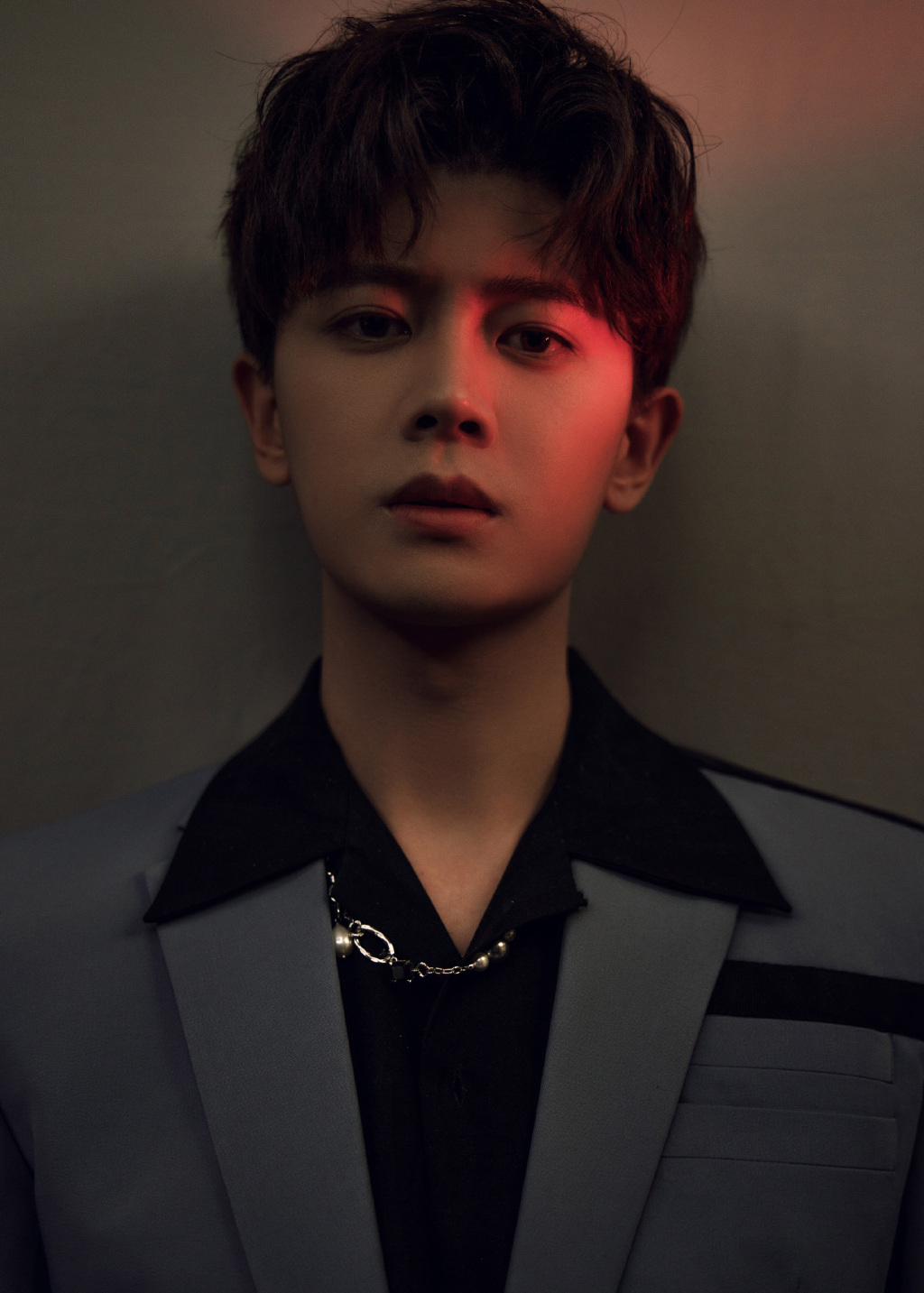 任嘉伦最新造型 半隐光影里释放型男魅力