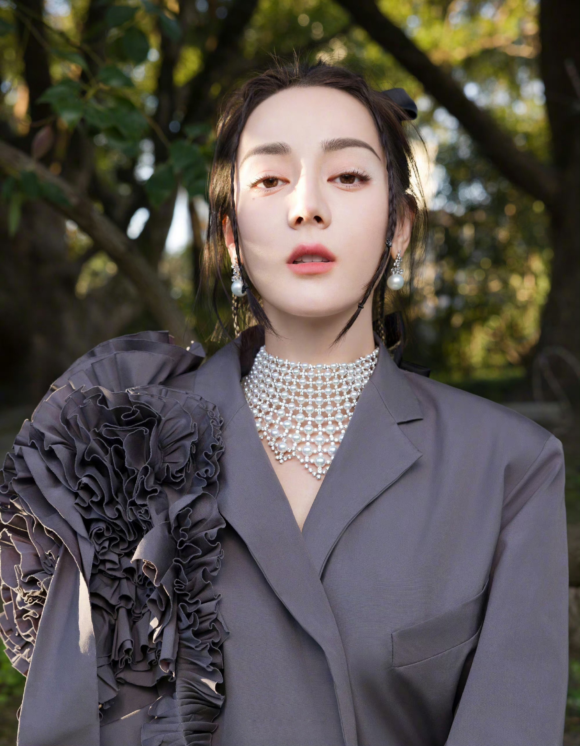 迪丽热巴身着2023春夏女装系列,登上elle五月刊封面故事__财经头条